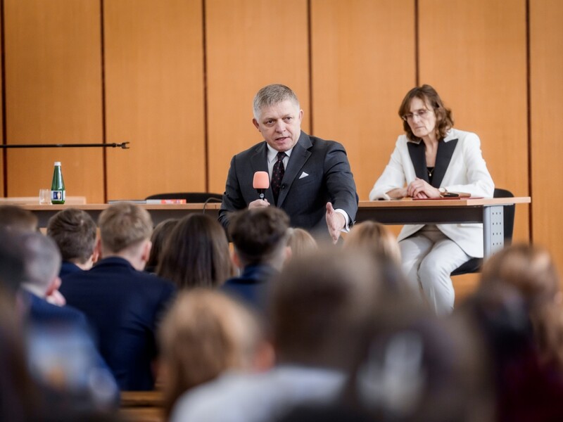 "Їдьте в Україну, якщо такі герої". Фіцо посварився зі студентами через війну