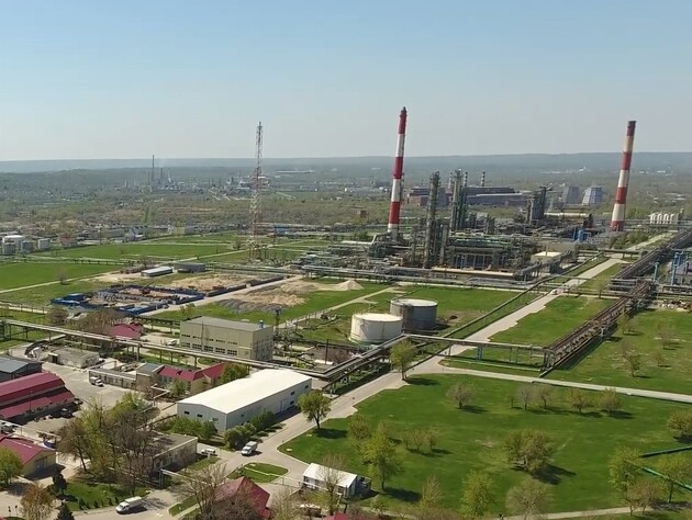 Українські дрони зупинили роботу НПЗ 