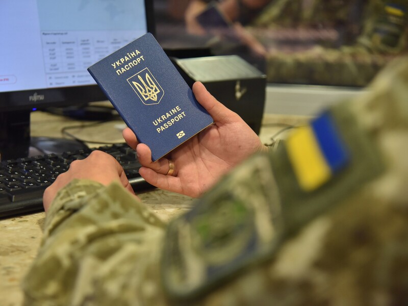 Рада может расширить ограничения на выезд из Украины. Кого это коснется?