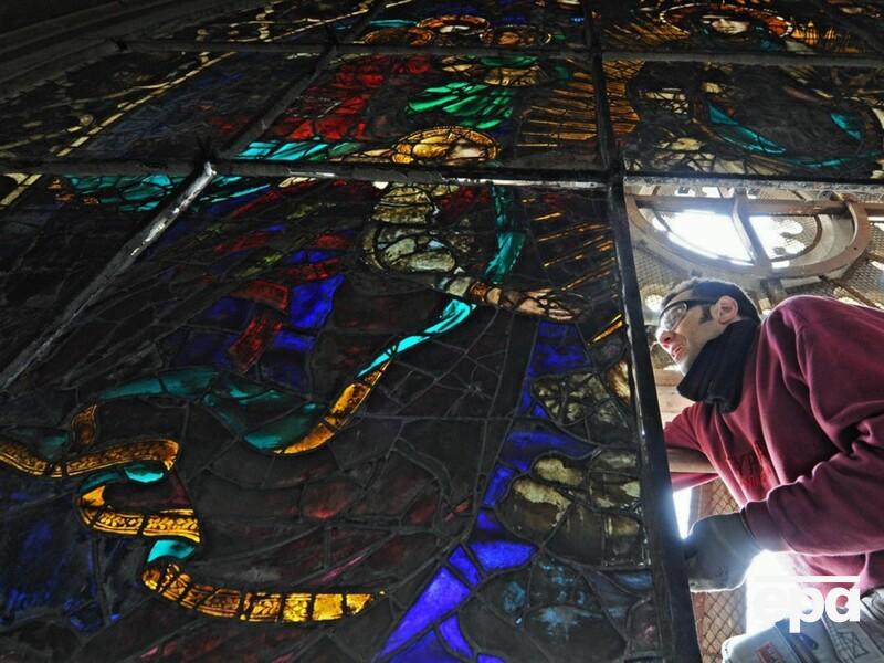 Італійський політик спіткнувся на сходах і розбив головою історичний вітраж. Відео