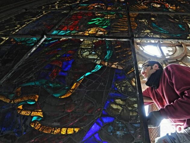 Итальянский политик споткнулся на лестнице и разбил головой исторический витраж. Видео