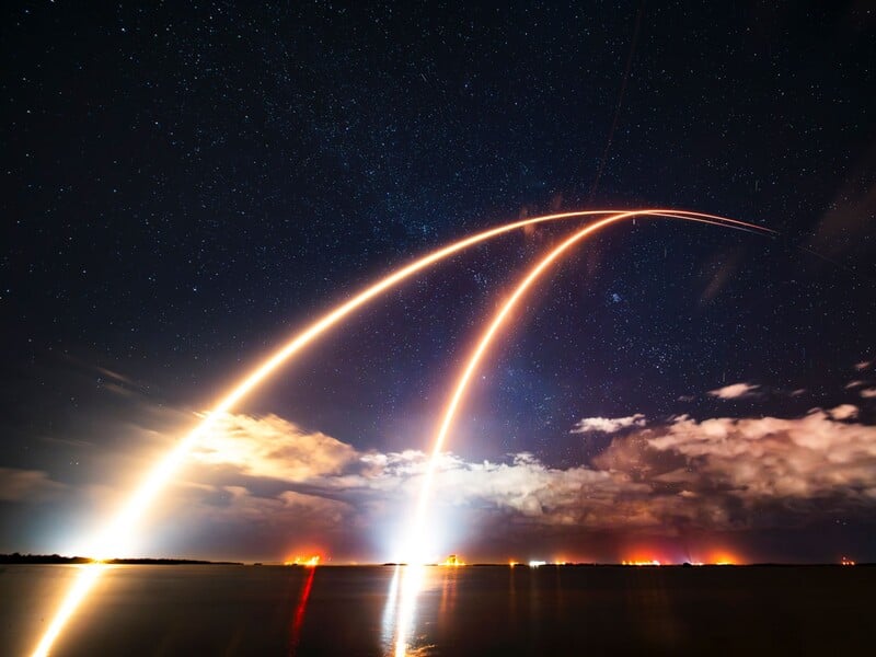 SpaceX запустила нові ракети із супутниками Starlink. Фото, відео