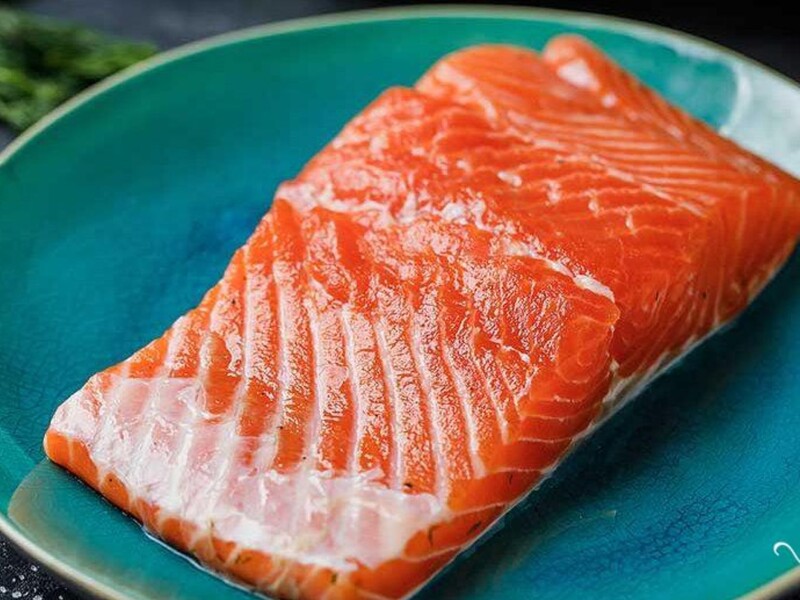 Смешайте это с солью – и уже через четыре часа можно есть. Секрет, как вкусно засолить красную рыбу