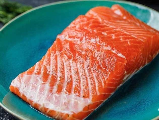 Змішайте це із сіллю – і вже за чотири години можна їсти. Секрет, як смачно засолити червону рибу