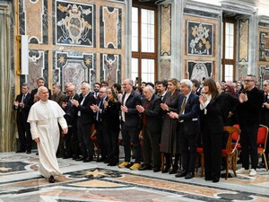 Папа римський зібрав у Ватикані світових зірок кіно і розповідав про їхню роль. Відео