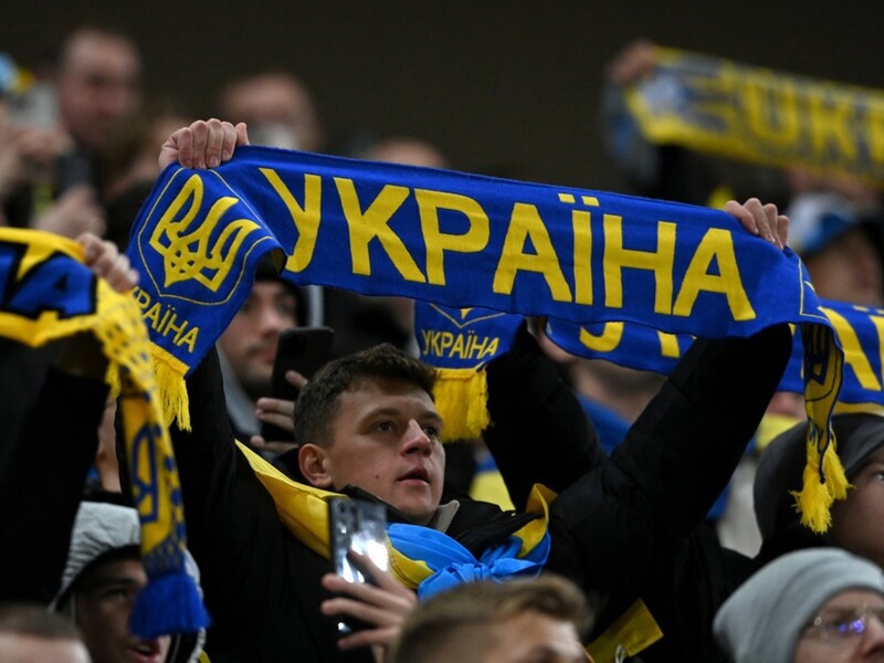 На матчі Україна – Ісландія фани розгорнули величезний банер із охопленим вогнем Кремлем. Фото