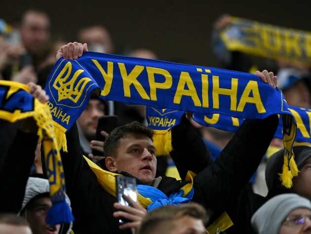 На матчі Україна – Ісландія фани розгорнули величезний банер із охопленим вогнем Кремлем. Фото