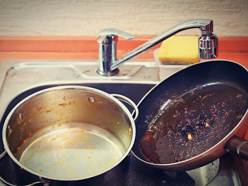 Проще и быстрее всего отмыть сковороду или кастрюлю поможет этот продукт, который есть у каждого