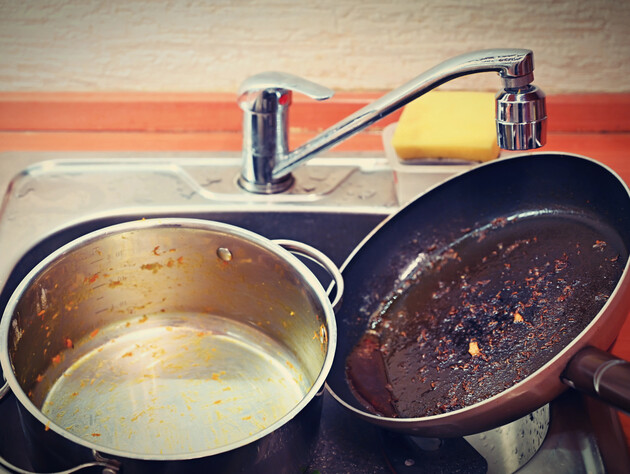 Проще и быстрее всего отмыть сковороду или кастрюлю поможет этот продукт, который есть у каждого