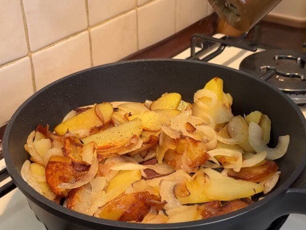 Ось як смажать картоплю професіонали. Зробіть так само – і вона вийде неймовірно смачною і хрусткою