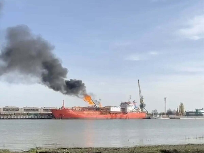 В Измаиле горит судно с газом. Румыния эвакуировала село на берегу Дуная