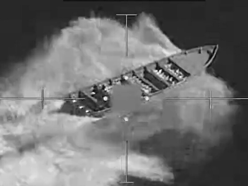 Американские военные атаковали еще одно судно с якобы наркотиками и "наркотеррористами". Видео