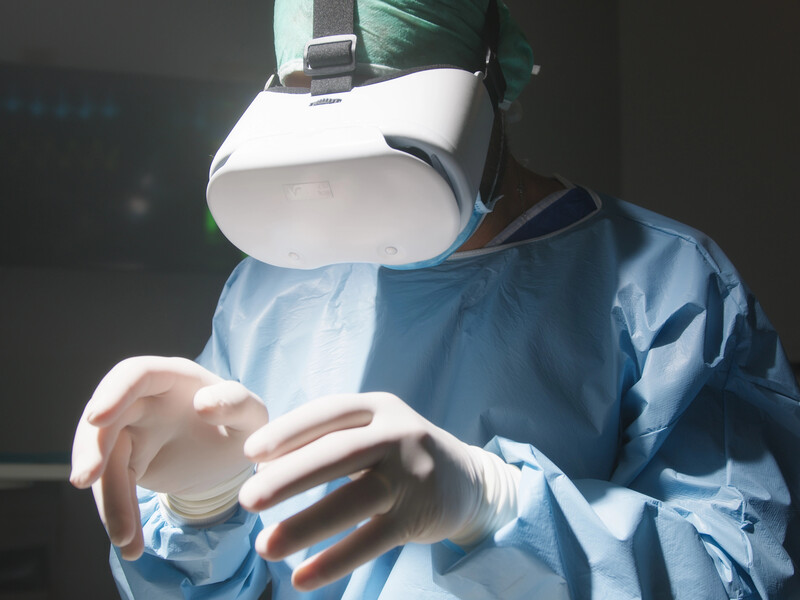 В Украине провели более 200 операций с использованием очков дополненной реальности. Как это работает?