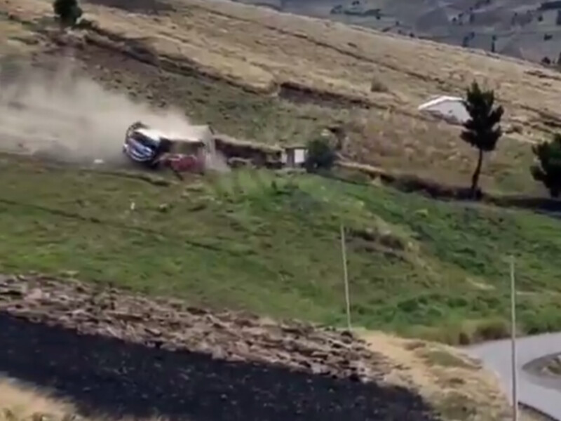 Автобус зірвався з дороги в Еквадорі. Відео з місця трагедії