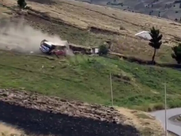 Автобус зірвався з дороги в Еквадорі. Відео з місця трагедії