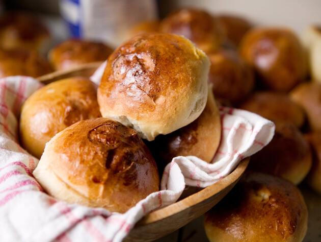 Чем можно смазать булочки перед выпеканием, кроме яйца? Пять лучших вариантов