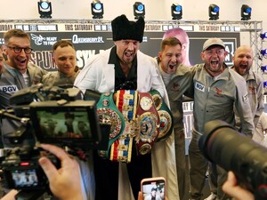 Усик втратив звання абсолютного чемпіона світу з боксу. Що сталося?