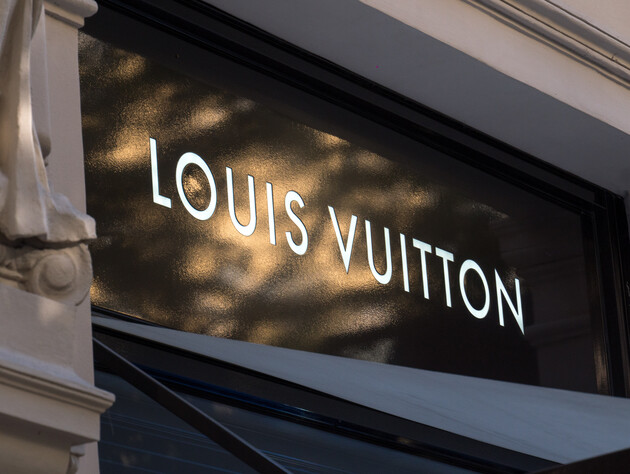 Протаранили витрину на авто и сбежали с добычей. Бутик Louis Vuitton в Риме обокрали на сотни тысяч евро