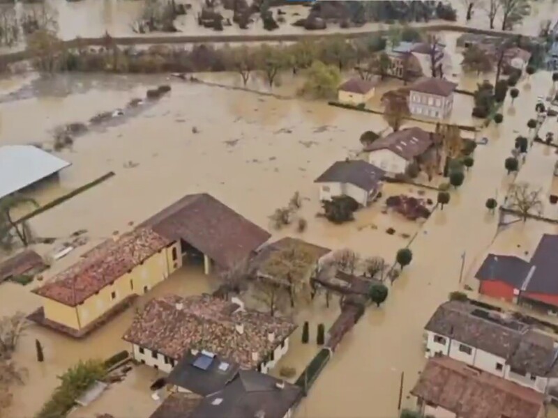 В Італії сильні зливи призвели до зсуву ґрунту. Чоловік намагався врятувати 83-річну сусідку, обоє загинули