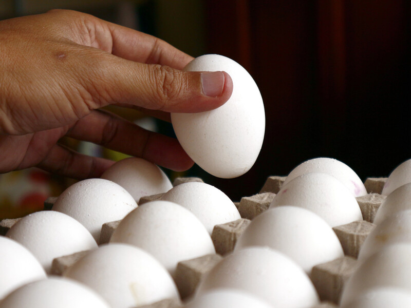 Как правильно хранить яйца – острым концом вверх или вниз. Ответ, который навсегда избавит от путаницы