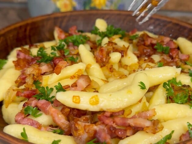 Приготуйте палюшки – бюджетну українську страву з картопляного тіста. Рецепт