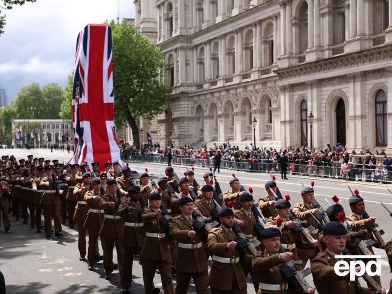 "У автомобилей есть уши". Британским военным запретили обсуждать секреты в машинах из-за шпионажа