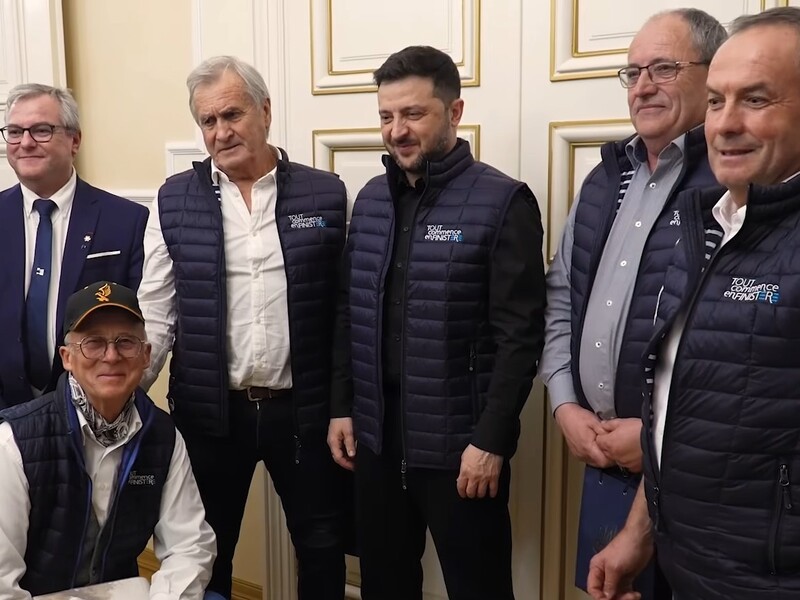 Зеленский во Франции встретился с рыбаками, которые передают Украине глубоководные сетки для защиты от дронов