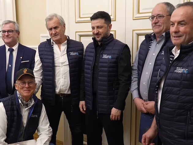 Зеленський у Франції зустрівся з рибалками, які передають Україні глибоководні ятери для захисту від дронів