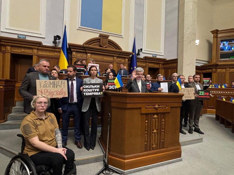 Партія Порошенка блокувала роботу Ради, яка планувала звільнити двох міністрів