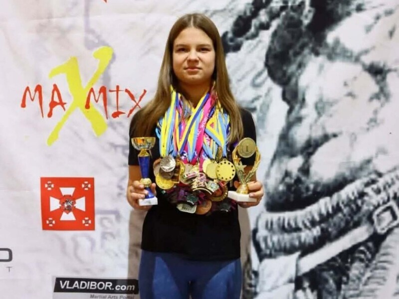 "Мала їхати на Кубок світу в Австрію". 17-річна кікбоксерка Карина Бахур загинула внаслідок обстрілу РФ