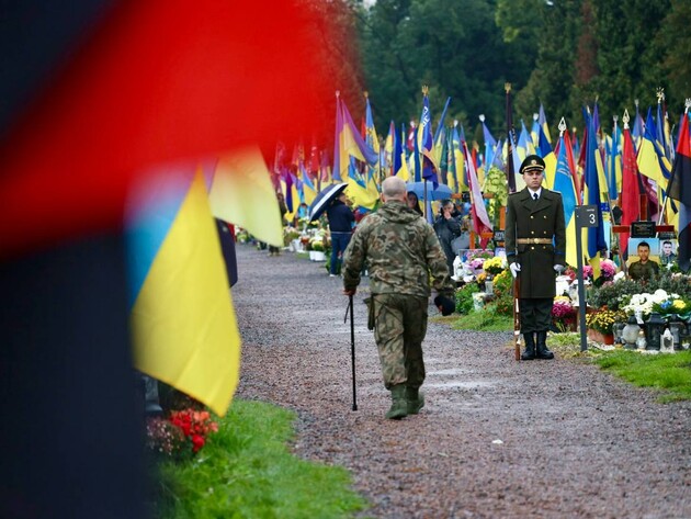 На цвинтарі у Львові майже не залишилося місця для загиблих захисників України. Фото