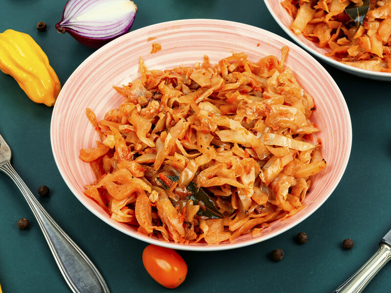 Посмажте квашену капусту із цим інгредієнтом – вийде смачна страва