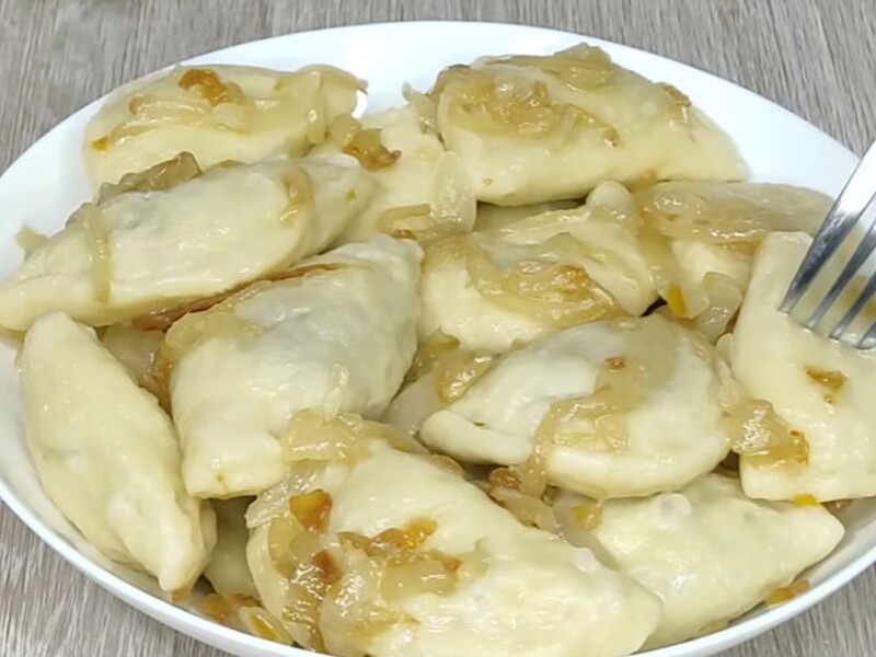 Приготуйте за цим рецептом вареники – і вони зберуть усі компліменти. Секрет – у ситній начинці