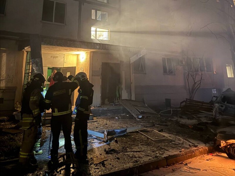 У Харкові Shahed влучив у багатоповерхівку, десятки людей евакуюють