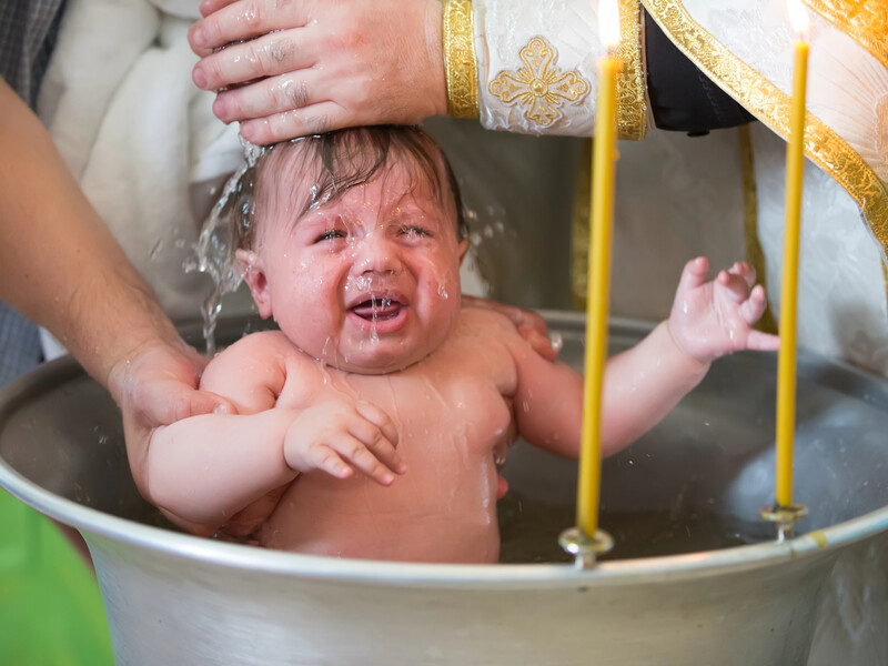 Когда лучше крестить ребенка – после рождения или когда подрастет и захочет сам. В ПЦУ дали совет родителям 