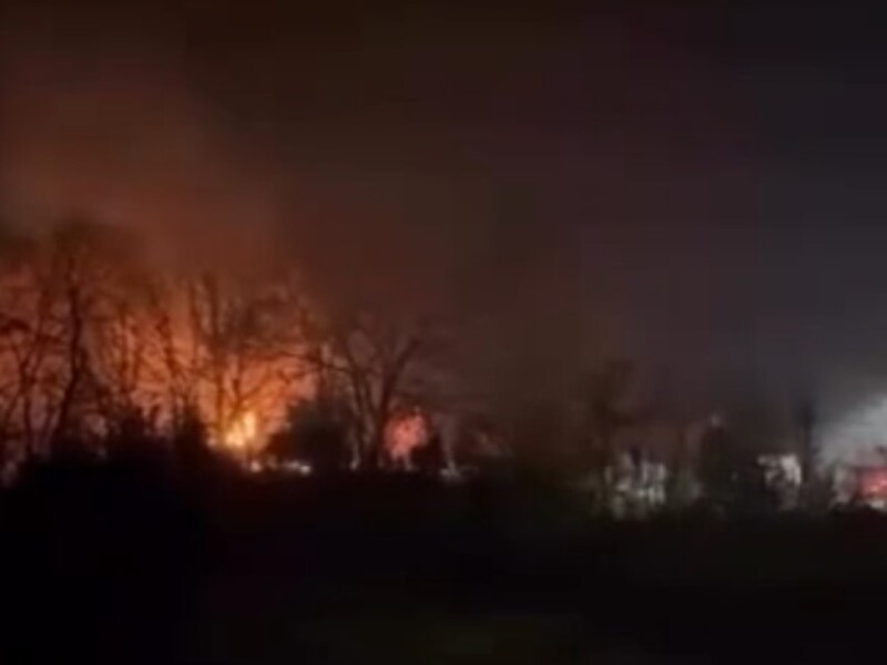 На Закарпатті підпалили карантинний блокпост. Люди протестують проти обмежень через спалах гепатиту. Відео