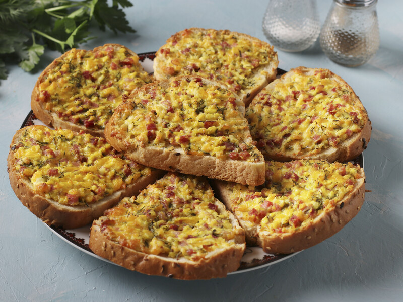 Найсмачніші гарячі бутерброди вийдуть саме із цією простою намазкою. Вам знадобляться крабові палички