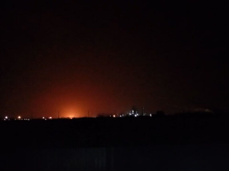 У Краснодарському краї РФ чули вибухи. Повідомляють про атаку на Ільський НПЗ. Фото, відео