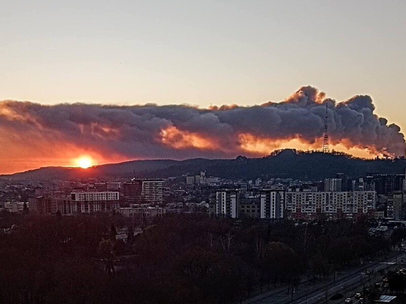 Львів затягло чорним димом. Садовий пояснив, що горить