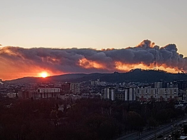 Львів затягло чорним димом. Садовий пояснив, що горить