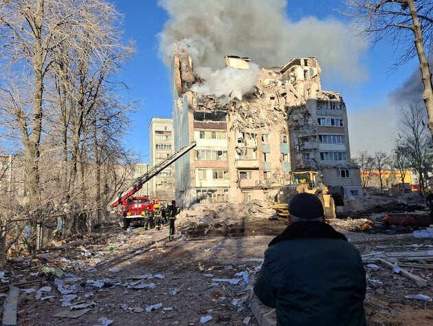 В Тернополе мужчина ждет, когда под завалами найдут его жену и двух шестилетних детей. Фото 