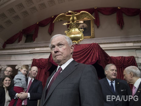 Лидер демократов в Конгрессе США призвала Сешнса уйти в отставку из-за сокрытия встреч с послом РФ