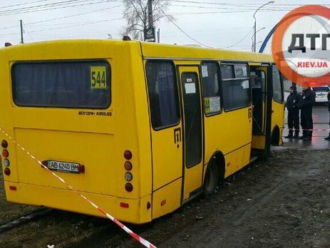 В Киеве вооруженный мужчина угнал маршрутку