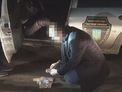 В Днепре правоохранители задержали двух чиновников исполнительной службы при получении 910 тыс. грн взятки