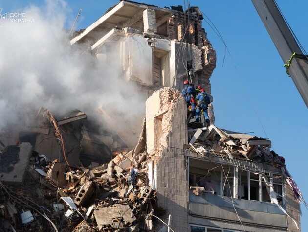 Під завалами будинку в Тернополі перебуває 20-річний юнак, із ним підтримують зв'язок – МВС