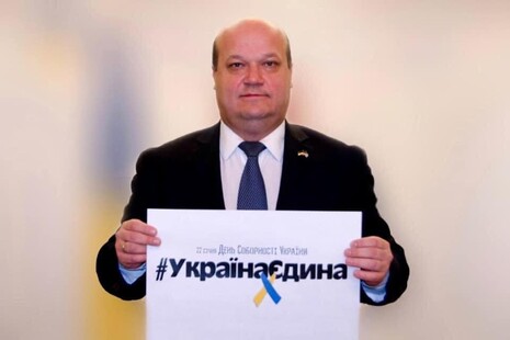 Стіл і досі там, на Банковій. Сейф можна вирвати з нього й винести, а стіл – ні. Є в цьому якась магія