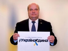 Стол до сих пор там, на Банковой. Сейф можно вырвать из него и вынести, а стол – нет. Есть в этом какая-то магия