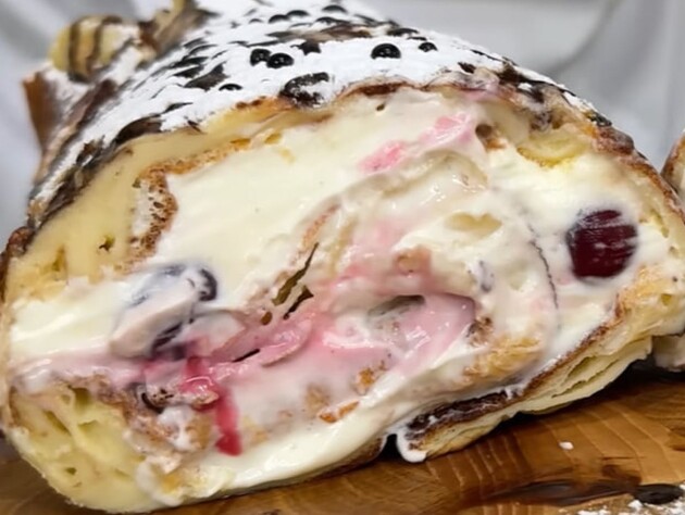 Цей рулет готувати дуже просто й легко, а виходить він неймовірно ніжним із приємною кислинкою. Рецепт