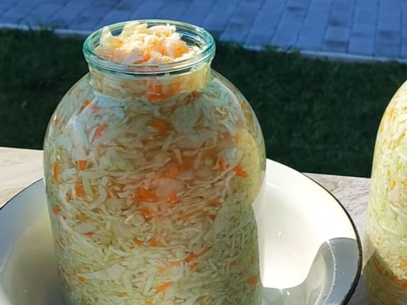 Залейте капусту этим рассолом – и она получится очень вкусная, сочная и хрустящая. Рецепт без уксуса