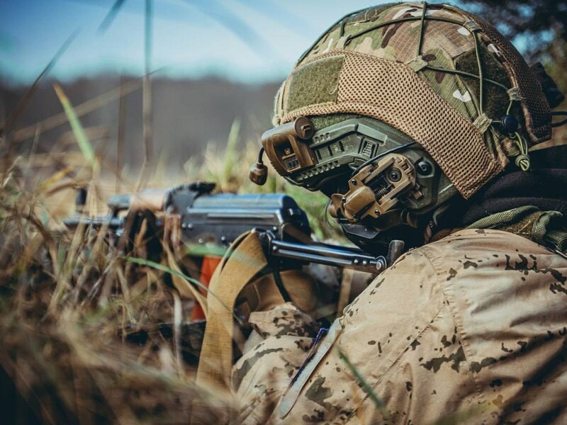 "На коліна, будь ласка!" Американський доброволець ввічливо взяв у полон окупантів. Відео